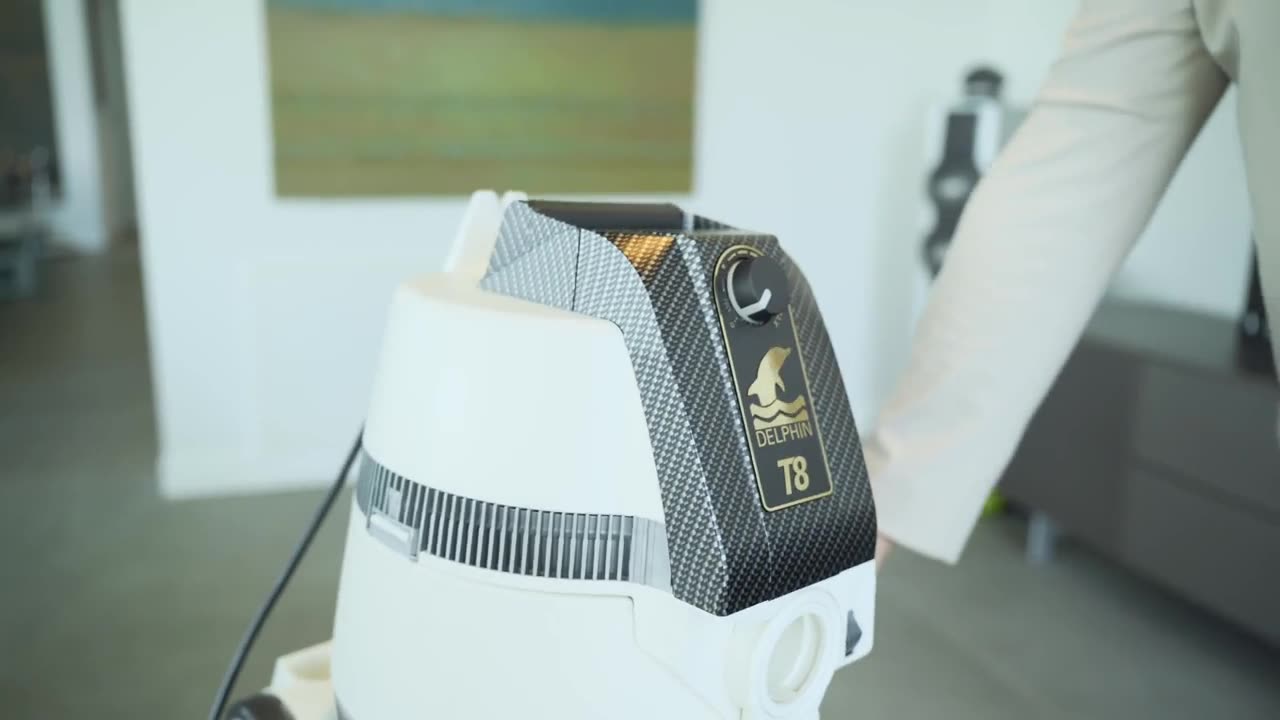 Detalj kućišta uređaja sa oznakom proizvođača